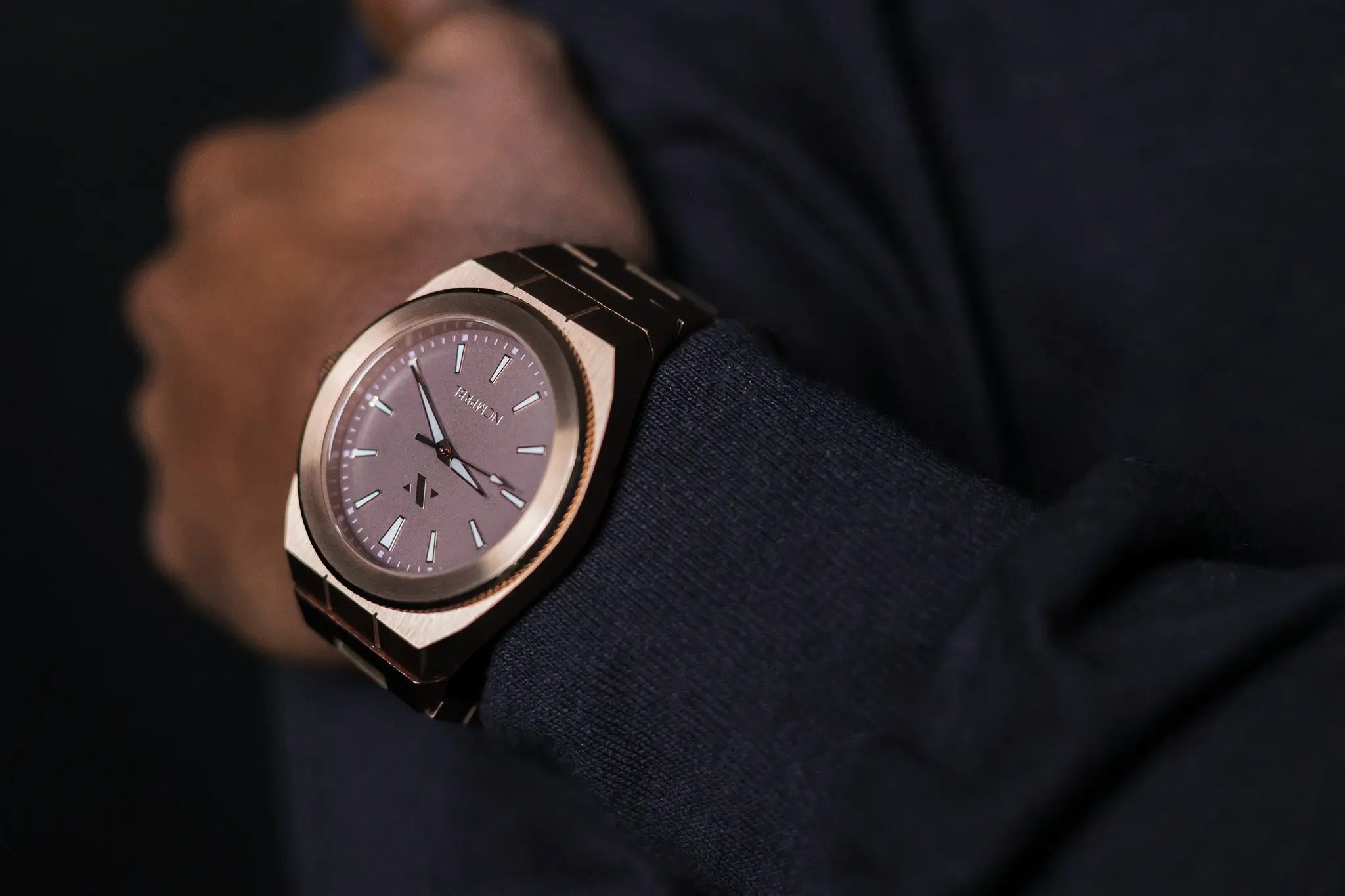 Timeless-Advancing-Styling-Minimalist-Watches-with-Your-Holiday-Outfits 